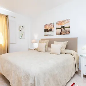https://apartamentos-la-laguna-luxe.adeje-hotels.com